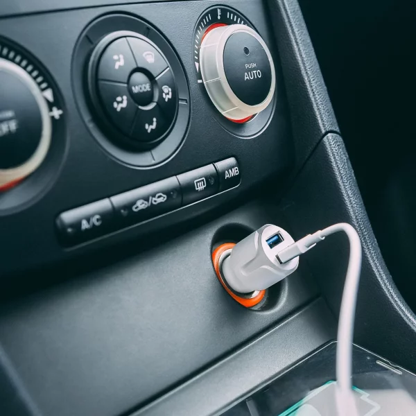 Autós szivargyújtó adapter 2 USB aljzattal - 2,4 A - Fehér MNC 54931WH