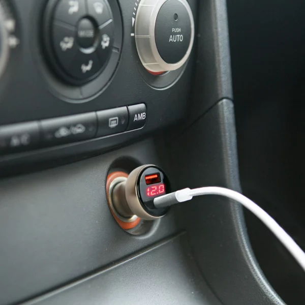 Autós szivargyújtó adapter Type-C PD és USB aljzattal, gyorstöltéssel - feszültségkijelzéssel - 48W MNC 55025B
