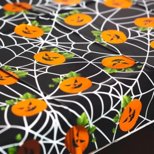 Halloween-i asztalterítő - alumínium hatású - 137 x 183 cm - tök, pókháló Family 56542A