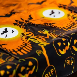 Halloween-i asztalterítő - alumínium hatású - 137 x 183 cm - sírköves Family 56542C