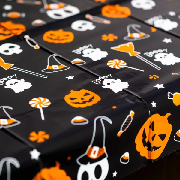 Halloween-i asztalterítő - alumínium hatású - 137 x 183 cm - apró motívumos Family 56542E