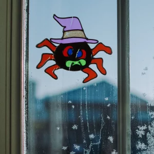 Halloween-i ablakdekor - színes, csillámos pók Family 58107D